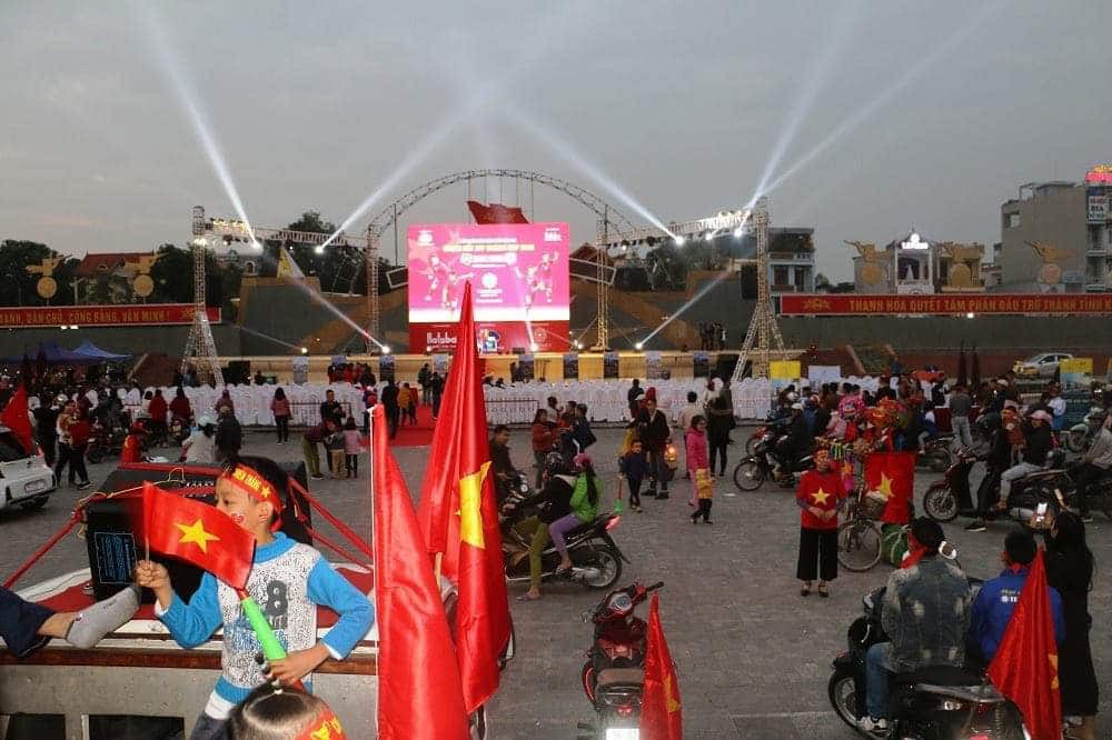 Trắng đ&ecirc;m ăn mừng Việt Nam l&ecirc;n ng&ocirc;i v&ocirc; địch Đ&ocirc;ng Nam &Aacute; - Ảnh 41.