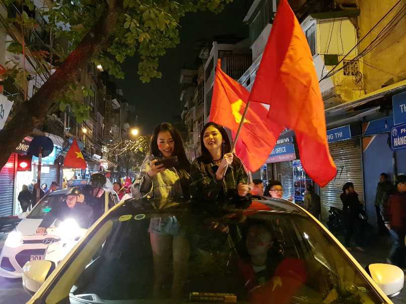 Trắng đ&ecirc;m ăn mừng Việt Nam l&ecirc;n ng&ocirc;i v&ocirc; địch Đ&ocirc;ng Nam &Aacute; - Ảnh 25.