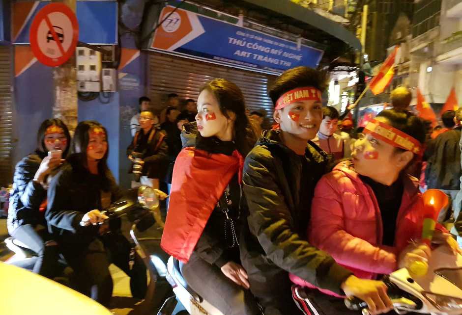 Trắng đ&ecirc;m ăn mừng Việt Nam l&ecirc;n ng&ocirc;i v&ocirc; địch Đ&ocirc;ng Nam &Aacute; - Ảnh 26.