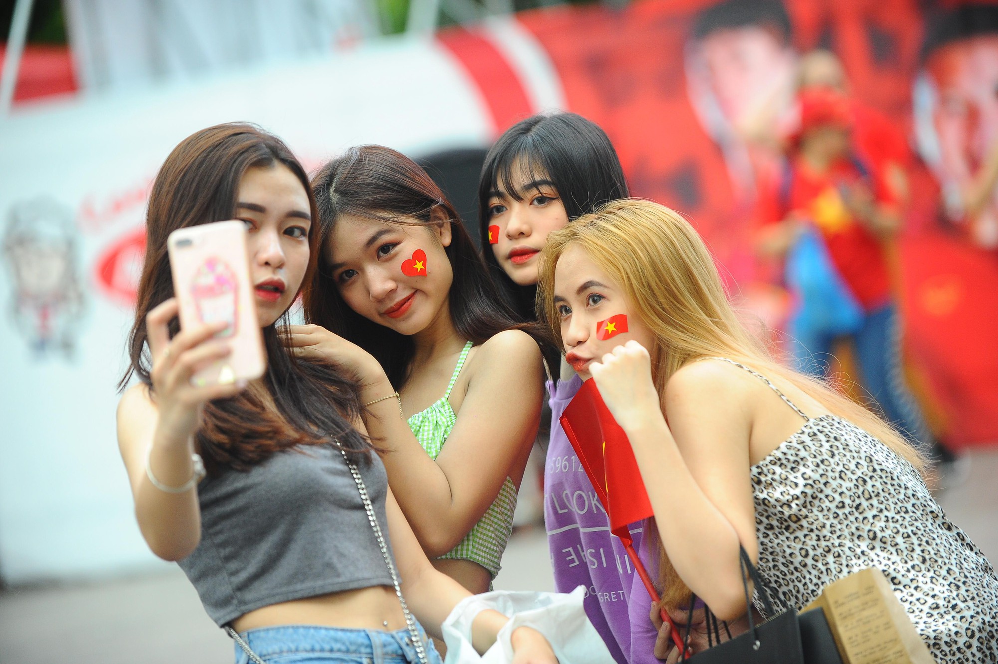 Người hâm mộ TP HCM và khắp nơi đội mưa chờ chung kết AFF 2018