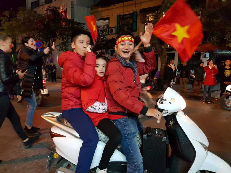 Trắng đ&ecirc;m ăn mừng Việt Nam l&ecirc;n ng&ocirc;i v&ocirc; địch Đ&ocirc;ng Nam &Aacute; - Ảnh 29.