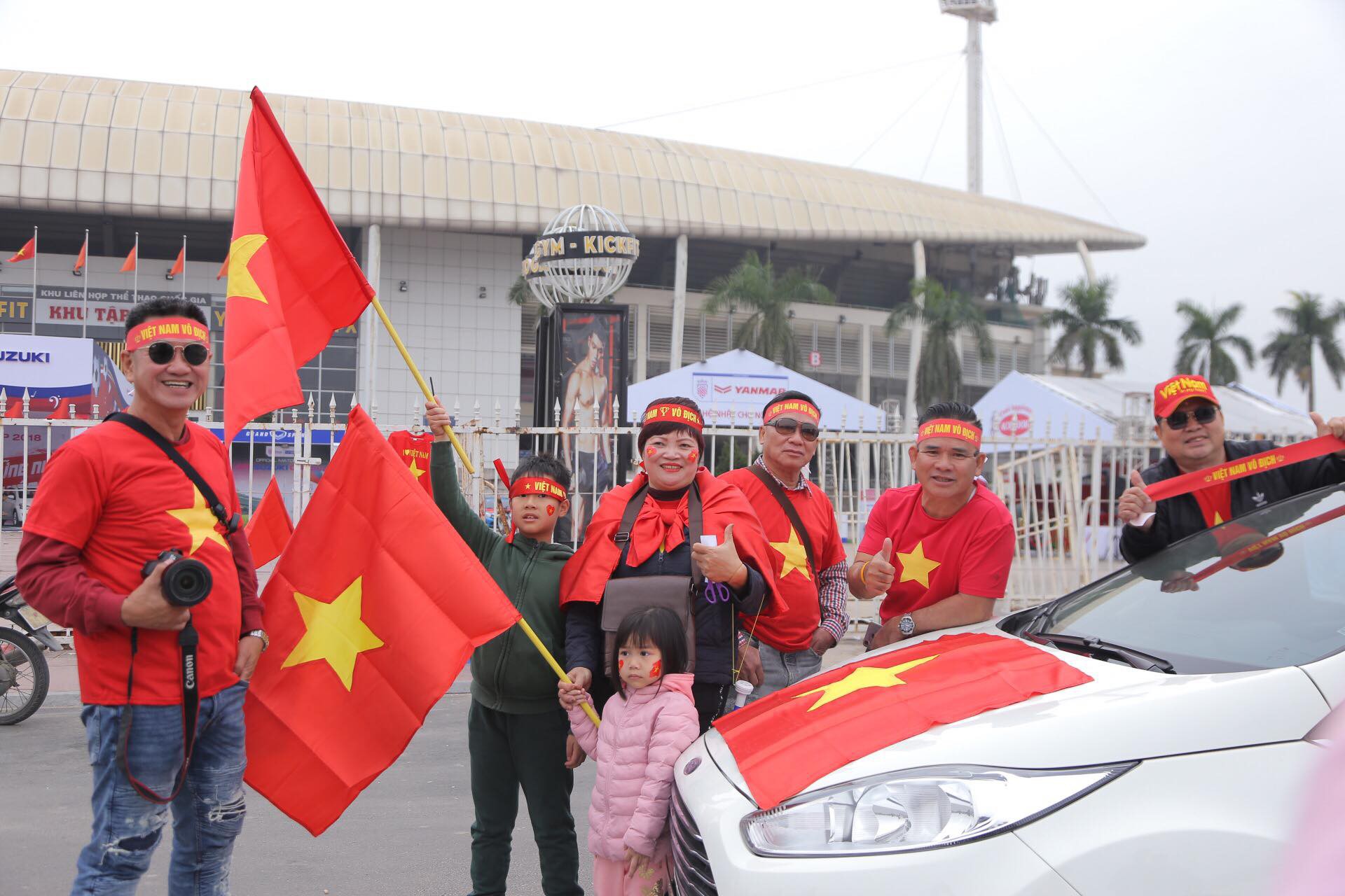 CĐV tập trung quanh sân Mỹ Đình từ sáng sớm cổ vũ tuyển Việt Nam - Ảnh 5.