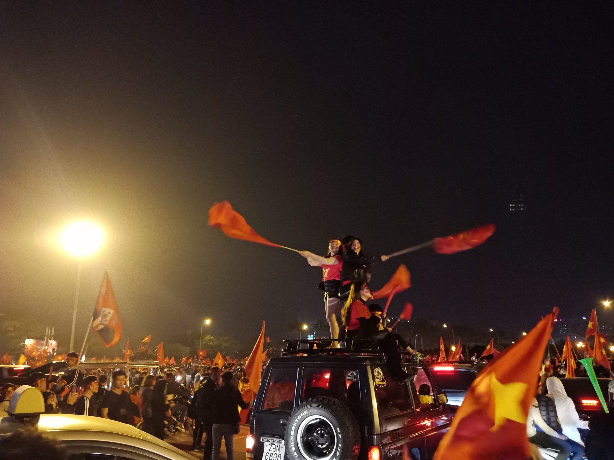 Trắng đ&ecirc;m ăn mừng Việt Nam l&ecirc;n ng&ocirc;i v&ocirc; địch Đ&ocirc;ng Nam &Aacute; - Ảnh 18.