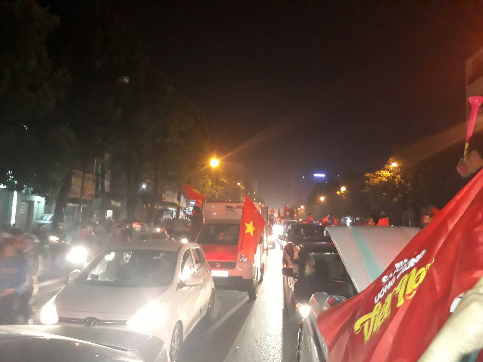 Trắng đ&ecirc;m ăn mừng Việt Nam l&ecirc;n ng&ocirc;i v&ocirc; địch Đ&ocirc;ng Nam &Aacute; - Ảnh 34.