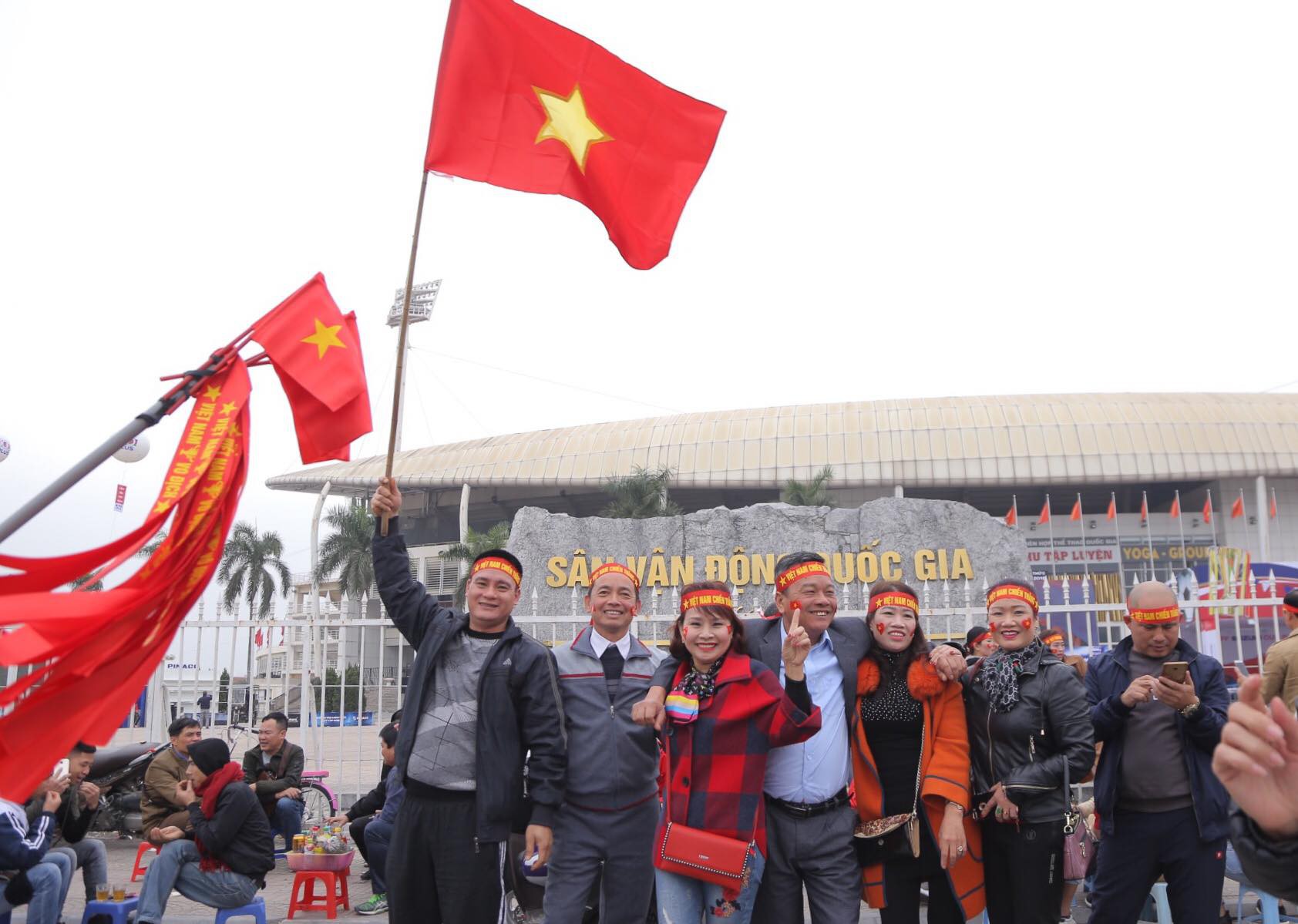 CĐV tập trung quanh sân Mỹ Đình từ sáng sớm cổ vũ tuyển Việt Nam