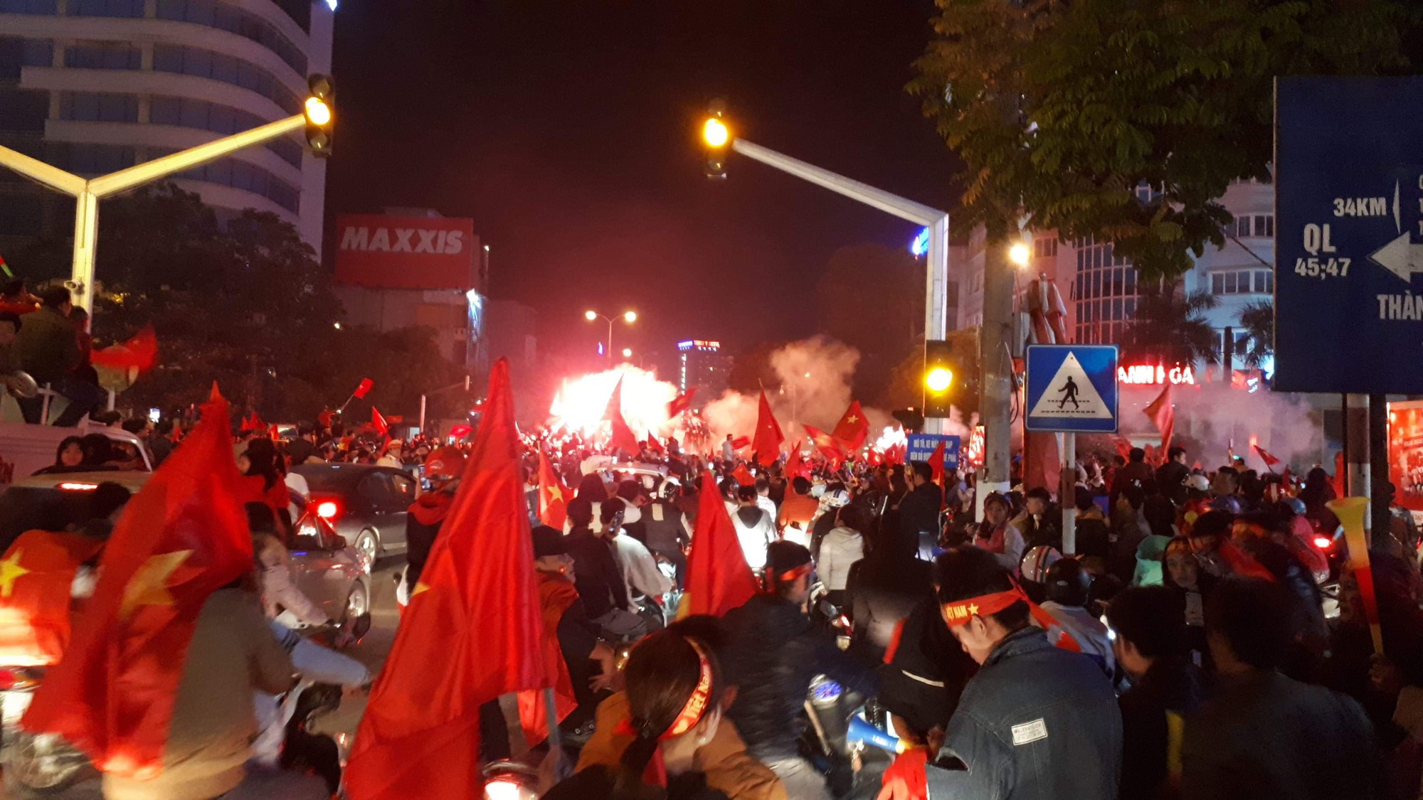 Trắng đ&ecirc;m ăn mừng Việt Nam l&ecirc;n ng&ocirc;i v&ocirc; địch Đ&ocirc;ng Nam &Aacute; - Ảnh 30.