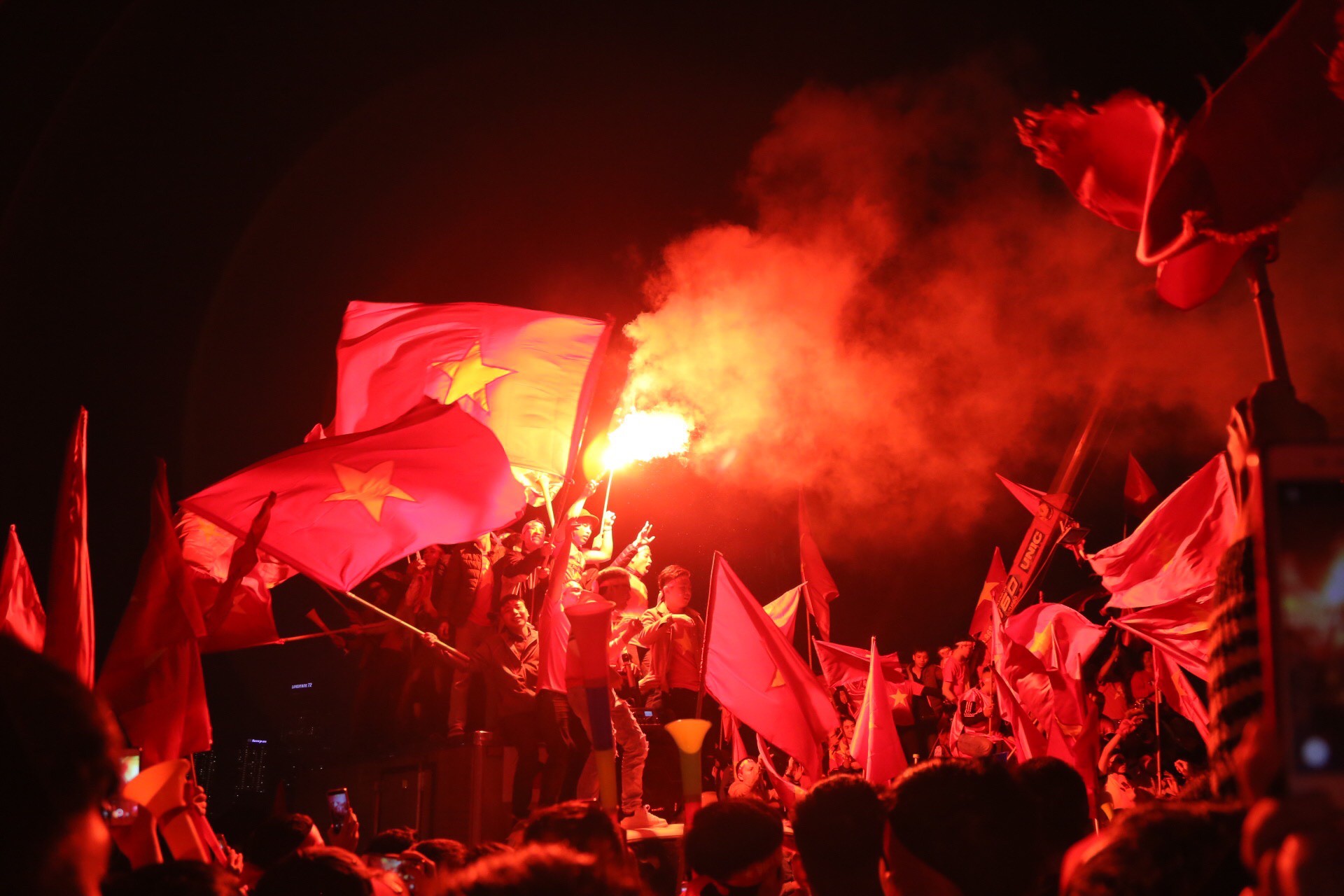 Trắng đ&ecirc;m ăn mừng Việt Nam l&ecirc;n ng&ocirc;i v&ocirc; địch Đ&ocirc;ng Nam &Aacute; - Ảnh 49.