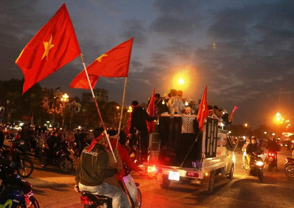 Trắng đ&ecirc;m ăn mừng Việt Nam l&ecirc;n ng&ocirc;i v&ocirc; địch Đ&ocirc;ng Nam &Aacute; - Ảnh 45.