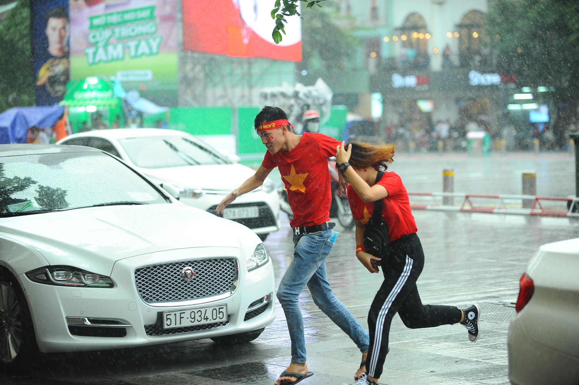 Người h&acirc;m mộ TP HCM v&agrave; khắp nơi đội mưa chờ chung kết AFF 2018 - Ảnh 6.