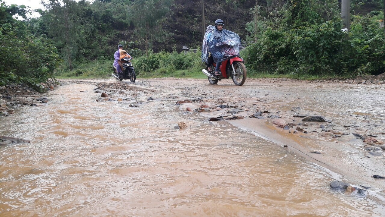 Đ&agrave; Nẵng: &Aacute;m ảnh với 22 km đường ĐT 601 biến th&agrave;nh ao sau mưa lớn - Ảnh 8.