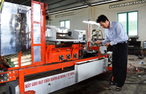 Nh&agrave; n&ocirc;ng lớp 8 chế tạo m&aacute;y m&oacute;c - Ảnh 1.