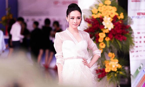 Hoa hậu Việt - gian nan và cạm bẫy: Trong tầm ngắm của đại gia