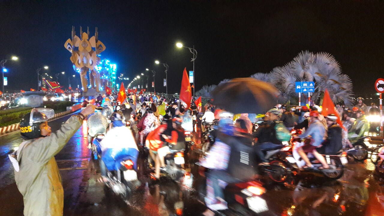 Người d&acirc;n Đ&agrave; Nẵng đội mưa xuống đường ăn mừng đội tuyển Việt Nam chiến thắng - Ảnh 8.