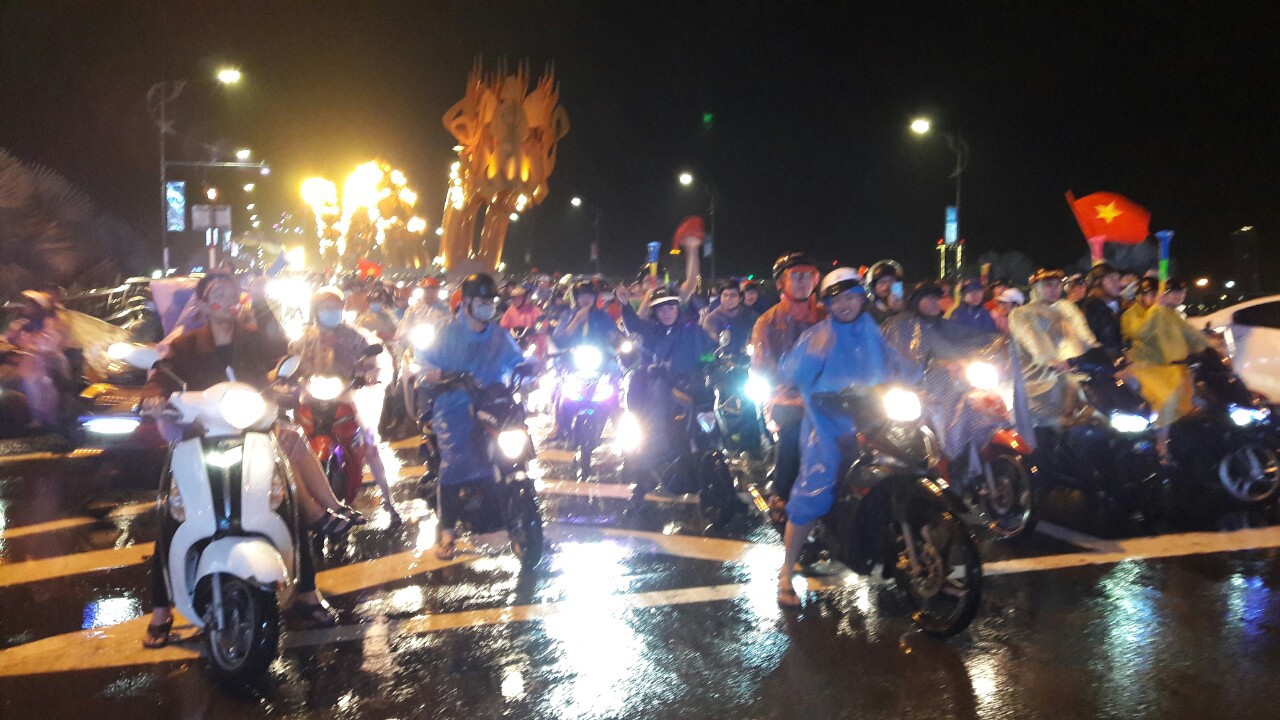 Người d&acirc;n Đ&agrave; Nẵng đội mưa xuống đường ăn mừng đội tuyển Việt Nam chiến thắng - Ảnh 9.