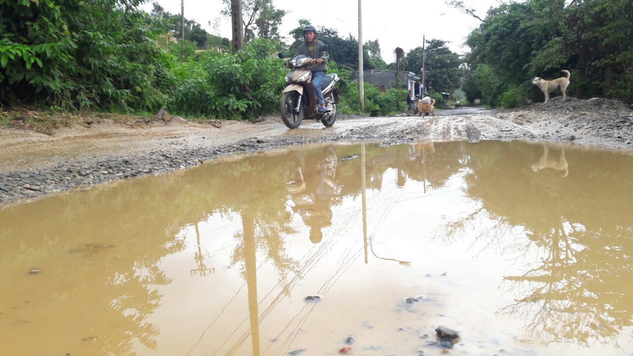 Đ&agrave; Nẵng: &Aacute;m ảnh với 22 km đường ĐT 601 biến th&agrave;nh ao sau mưa lớn - Ảnh 11.