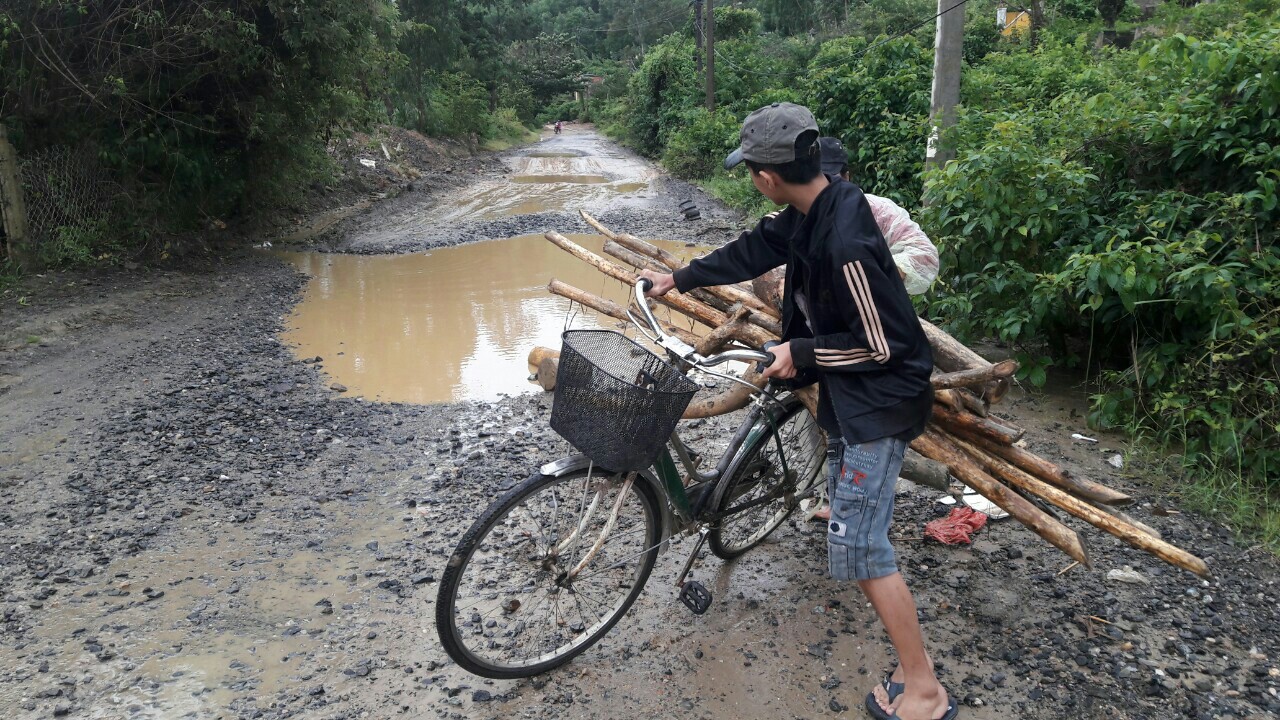 Đ&agrave; Nẵng: &Aacute;m ảnh với 22 km đường ĐT 601 biến th&agrave;nh ao sau mưa lớn - Ảnh 12.