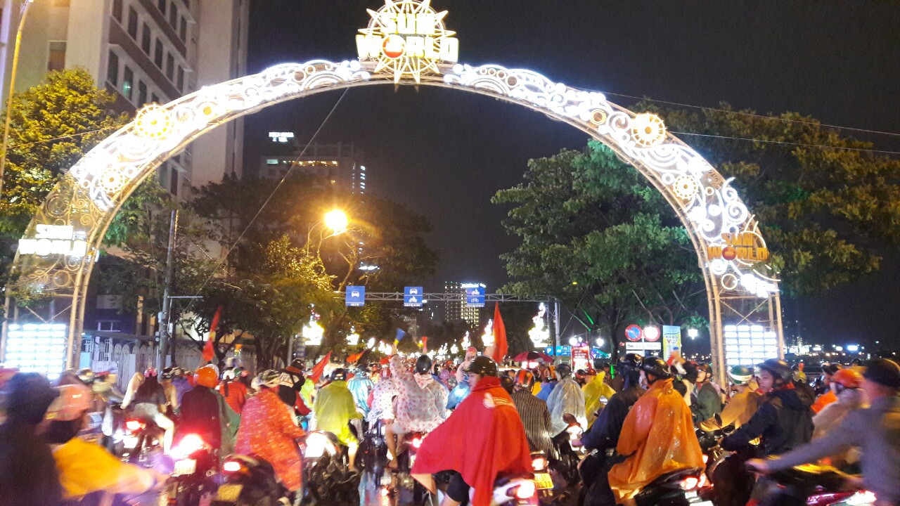 Người d&acirc;n Đ&agrave; Nẵng đội mưa xuống đường ăn mừng đội tuyển Việt Nam chiến thắng - Ảnh 11.