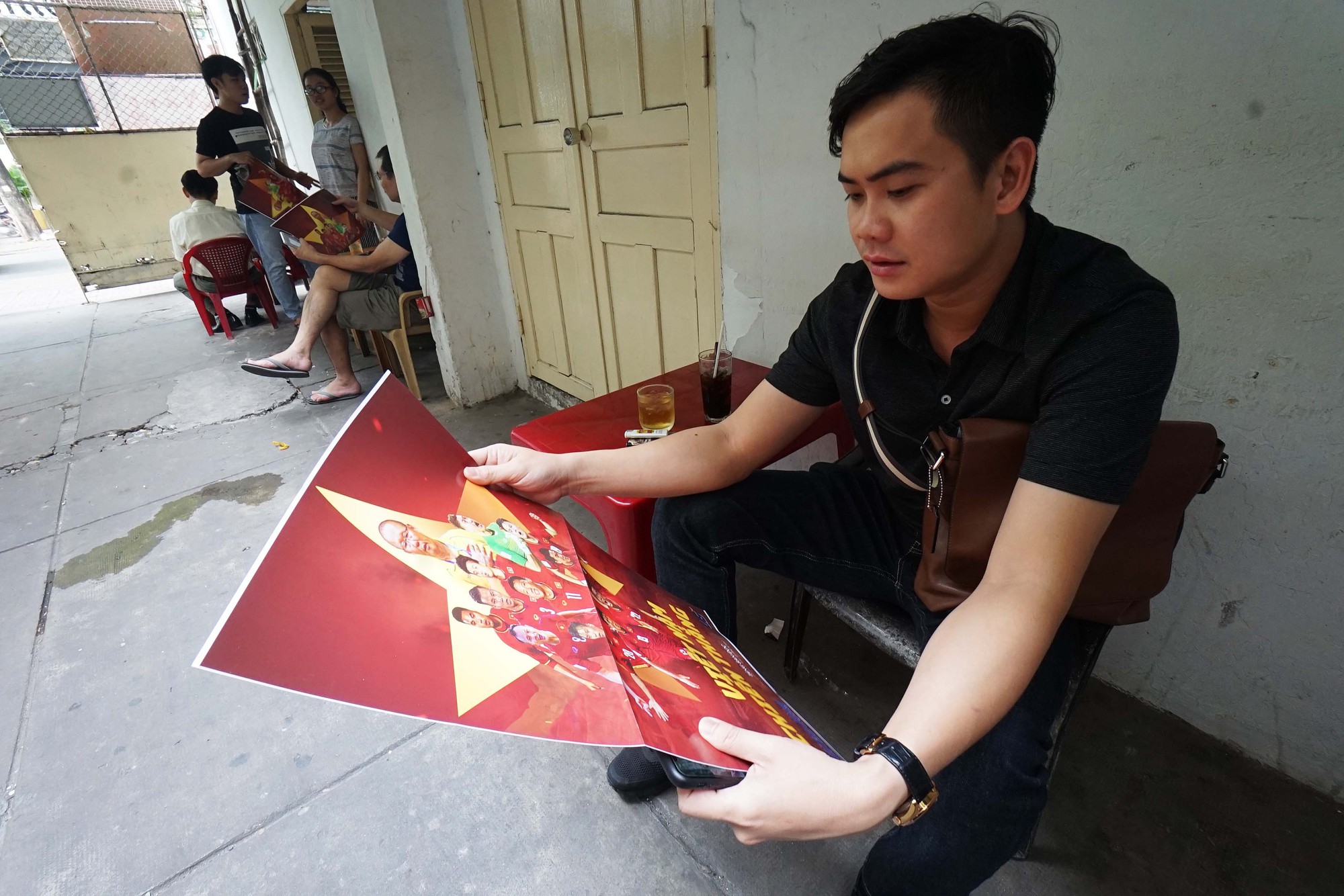 Poster cổ vũ tuyển Việt Nam chinh phục AFF Cup đến tay người hâm mộ - Ảnh 6.