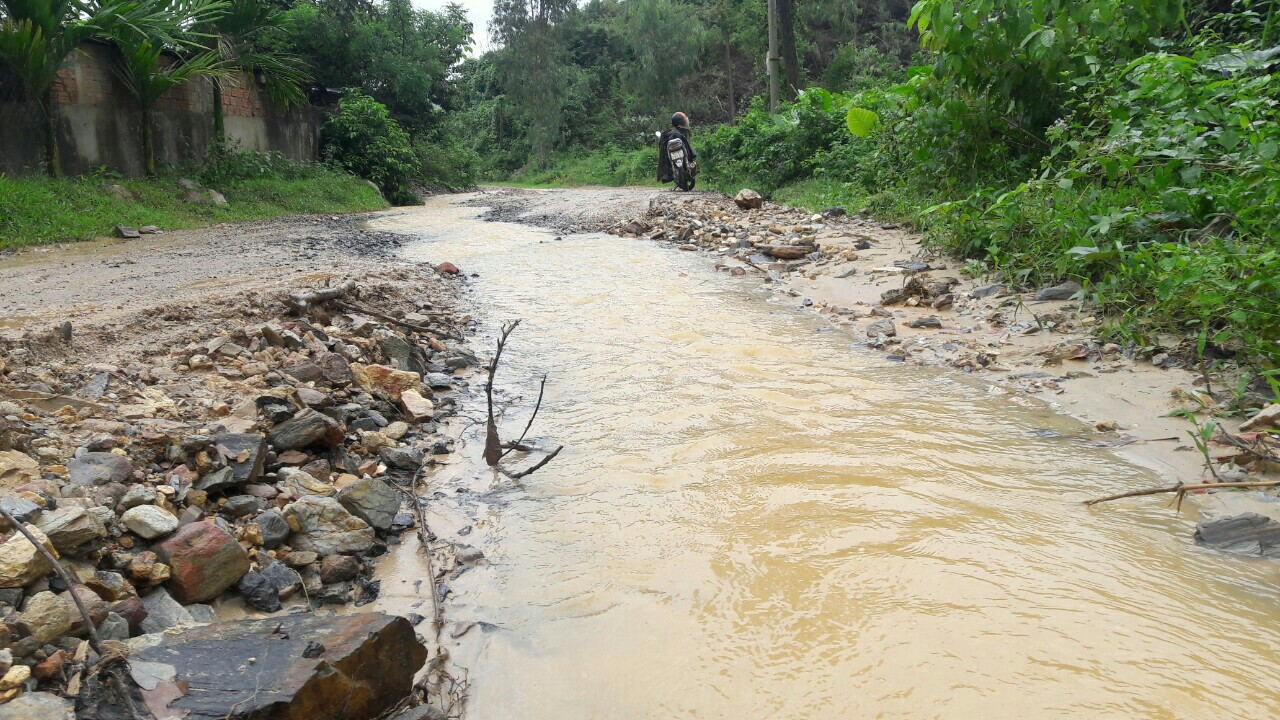 Đ&agrave; Nẵng: &Aacute;m ảnh với 22 km đường ĐT 601 biến th&agrave;nh ao sau mưa lớn - Ảnh 14.