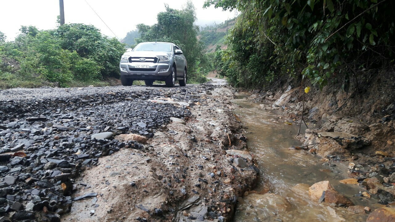 Đ&agrave; Nẵng: &Aacute;m ảnh với 22 km đường ĐT 601 biến th&agrave;nh ao sau mưa lớn - Ảnh 15.