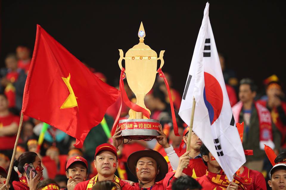Khắp nơi xuống đường mừng chức vô địch AFF Cup 2018 - Ảnh 7.