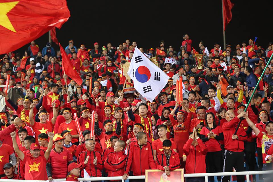 Khắp nơi xuống đường mừng chức vô địch AFF Cup 2018 - Ảnh 1.