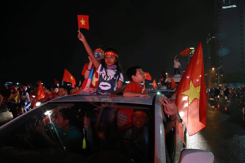 Khắp nơi xuống đường mừng chức vô địch AFF Cup 2018 - Ảnh 15.