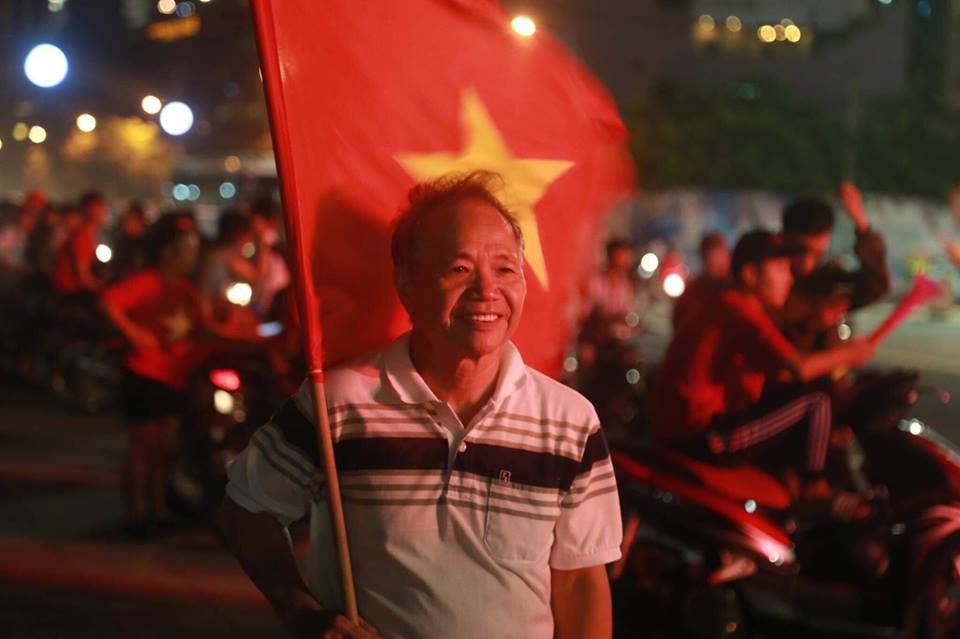 Khắp nơi xuống đường mừng chức vô địch AFF Cup 2018 - Ảnh 10.
