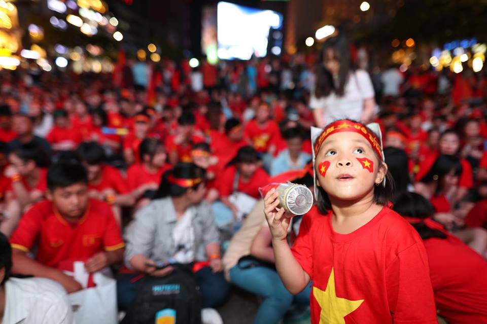 Khắp nơi xuống đường mừng chức vô địch AFF Cup 2018