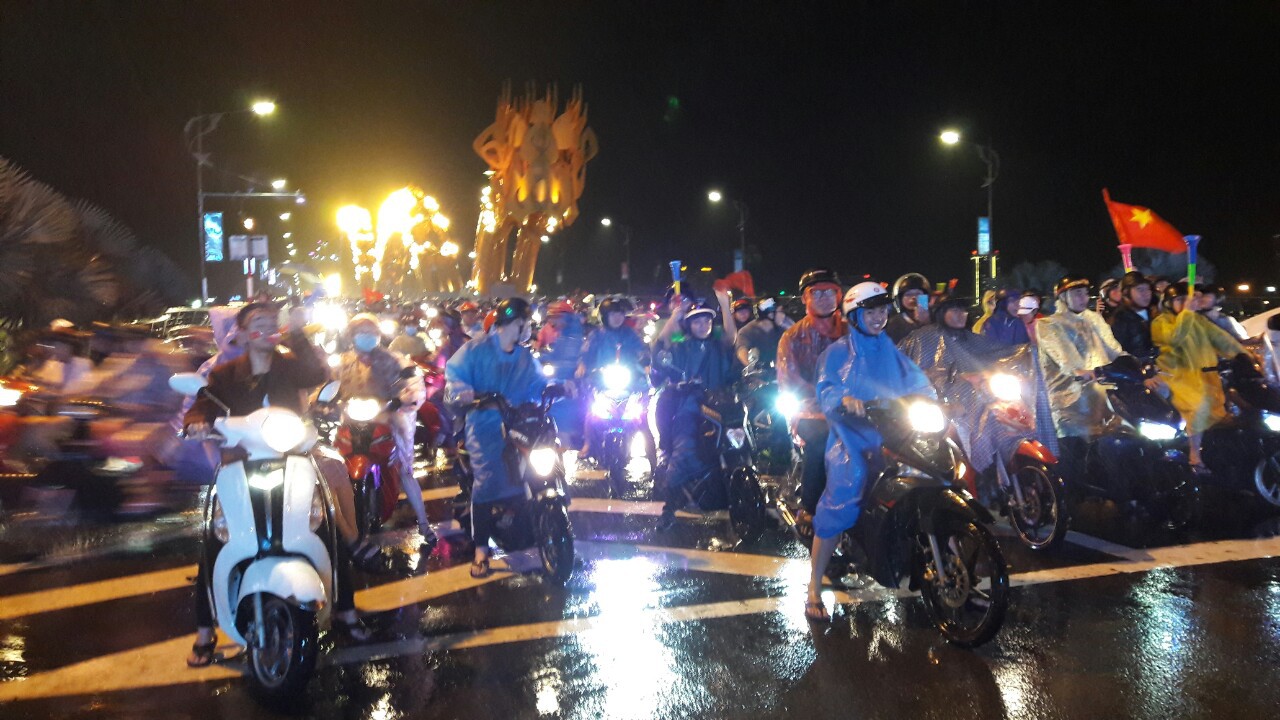 Người d&acirc;n Đ&agrave; Nẵng đội mưa xuống đường ăn mừng đội tuyển Việt Nam chiến thắng - Ảnh 16.