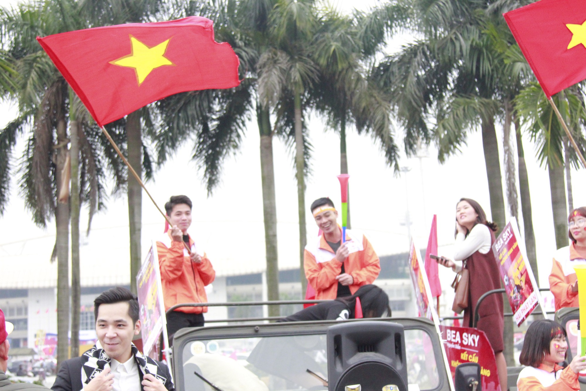 S&acirc;n Mỹ Đ&igrave;nh n&oacute;ng hừng hực trước trận quyết đấu Việt Nam - Malaysia - Ảnh 2.