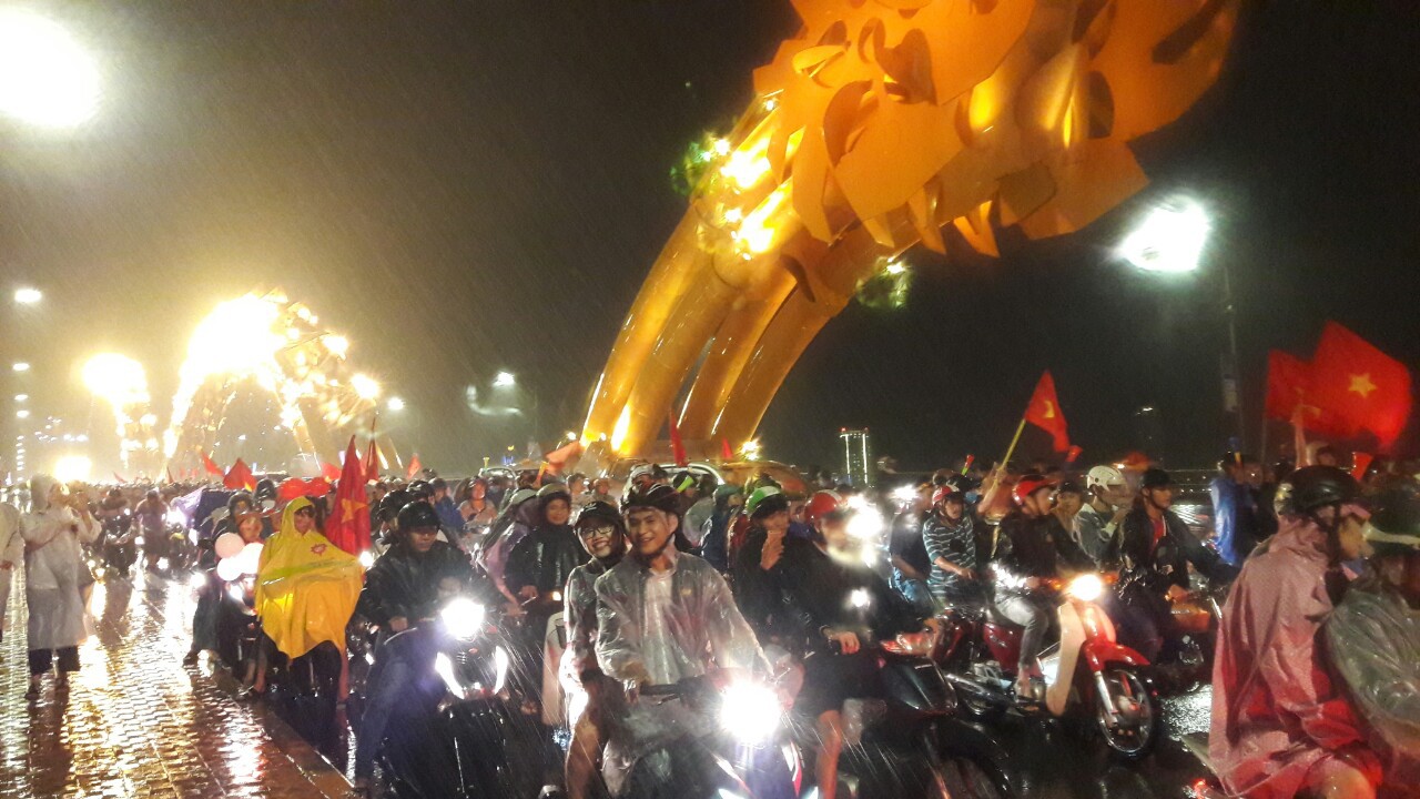 Người d&acirc;n Đ&agrave; Nẵng đội mưa xuống đường ăn mừng đội tuyển Việt Nam chiến thắng - Ảnh 17.