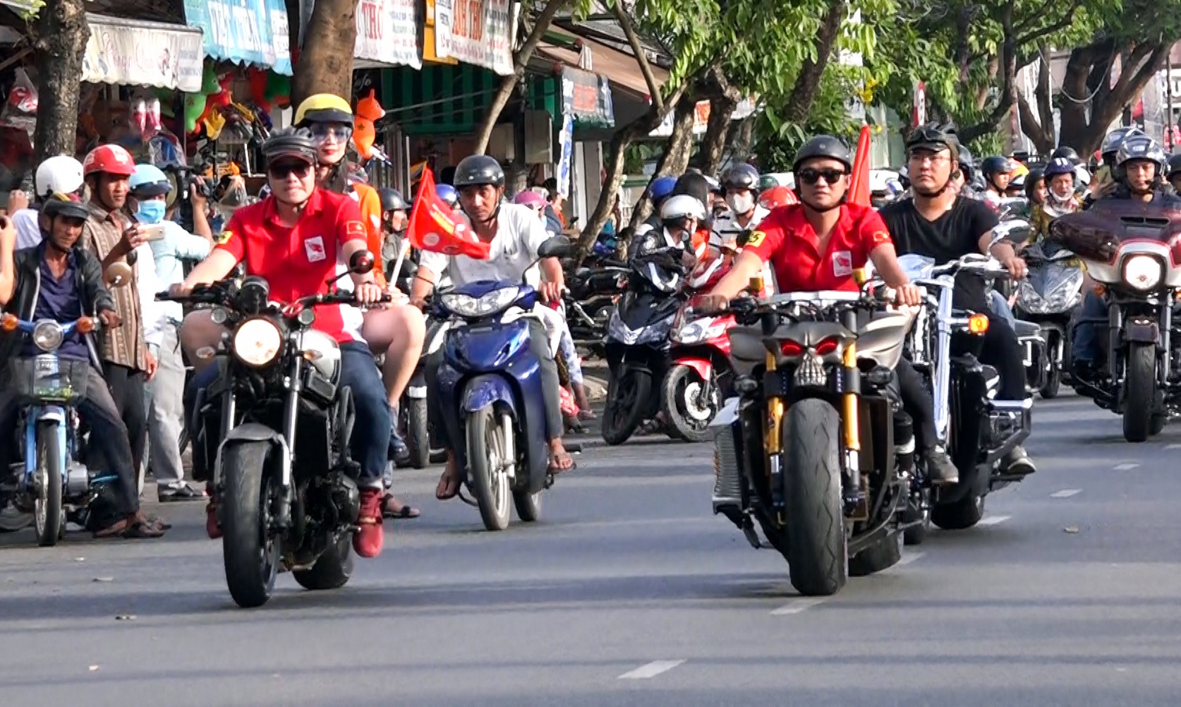 Cùng ngắm siêu xe khủng trên đường phố Tây Đô