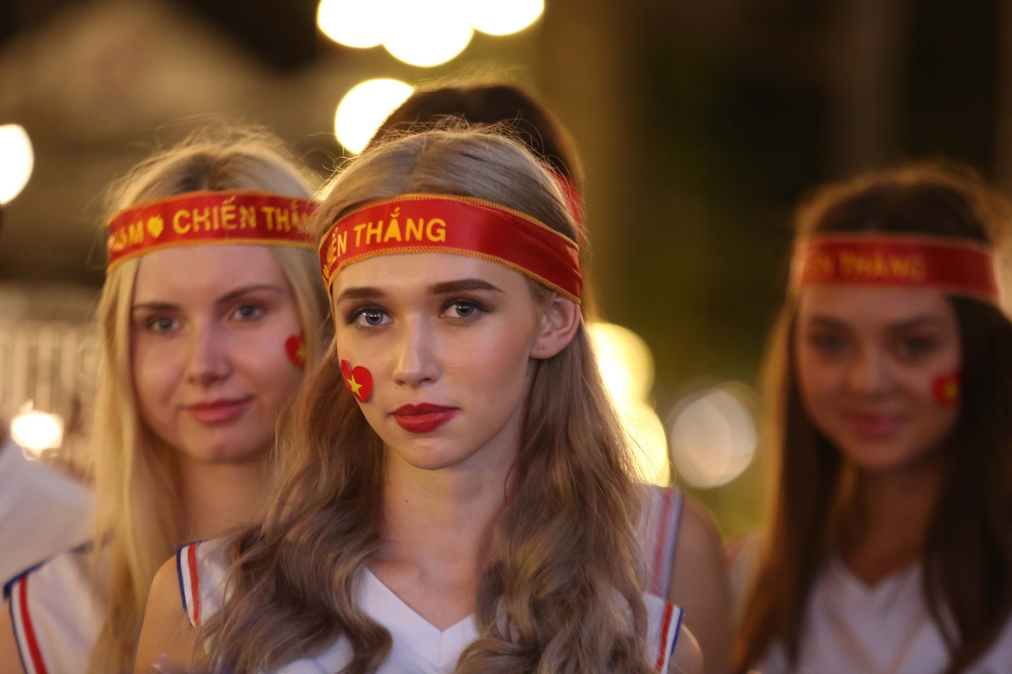 TP HCM trắng đêm mừng tuyển Việt Nam vô địch AFF Cup - Ảnh 7.