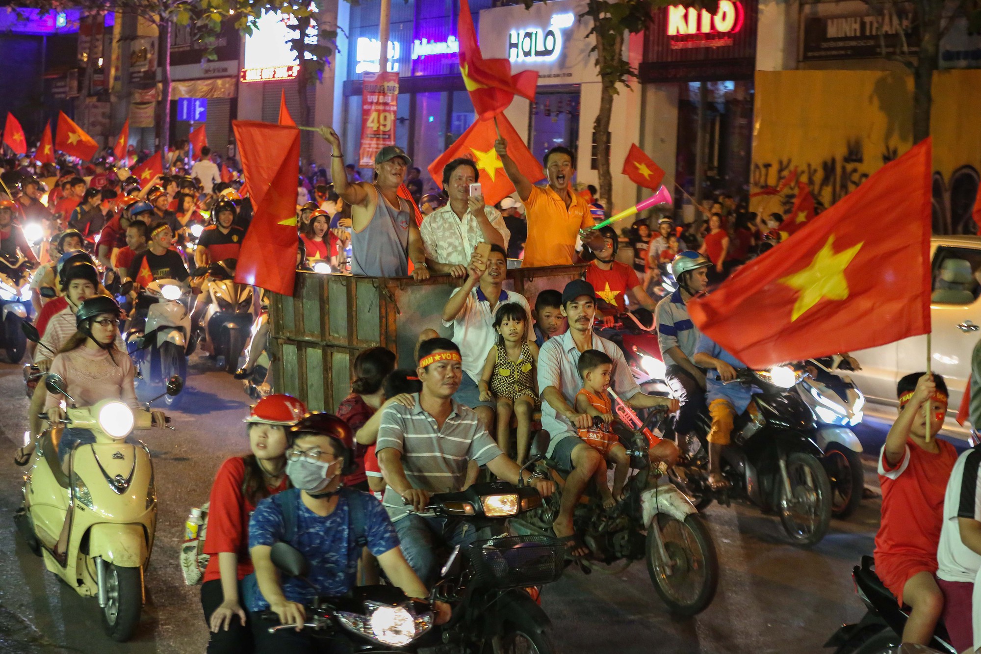 TP HCM trắng đêm mừng tuyển Việt Nam vô địch AFF Cup - Ảnh 13.