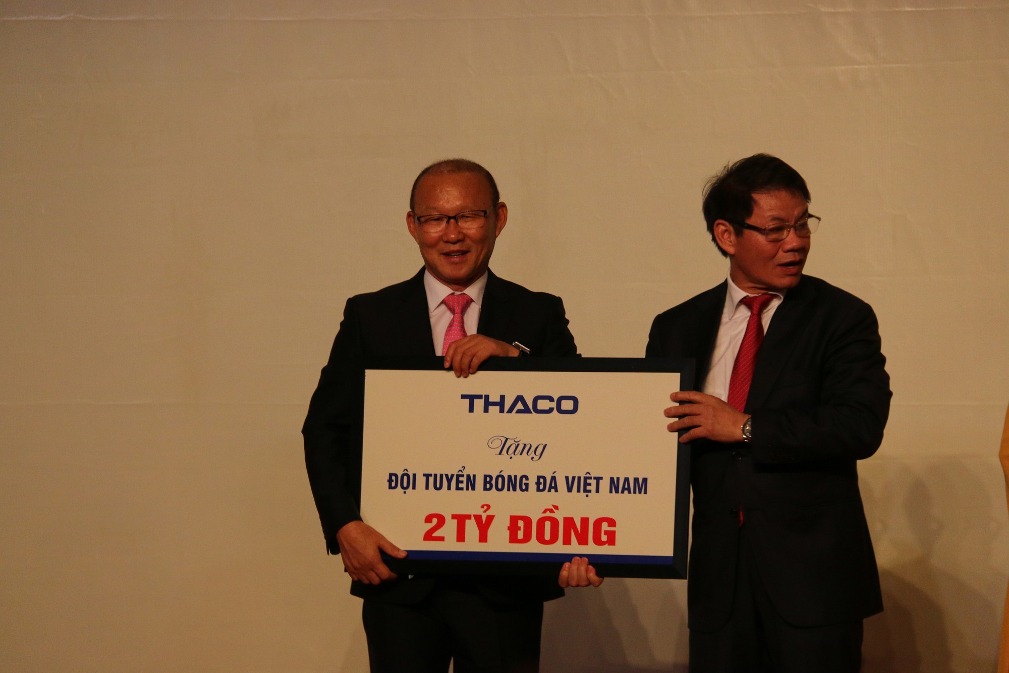 HLV Park Hang-seo tặng 100.000 USD tiền thưởng cho trẻ em nghèo, bóng đá trẻ - Ảnh 2.