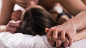 Tình “chị-em”: Chuyên gia lý giải những rào cản về “chuyện ấy”