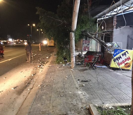 Xe giường nằm lao l&ecirc;n vỉa h&egrave; c&aacute;n người tử vong - Ảnh 3.