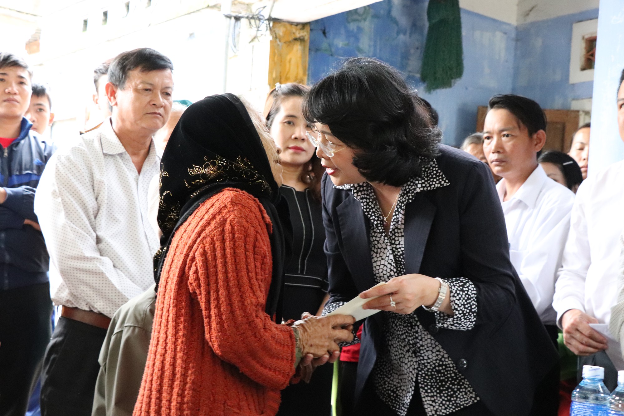 Phó Chủ tịch nước viếng anh dân quân qua đời sau khi cứu người trong mưa lũ