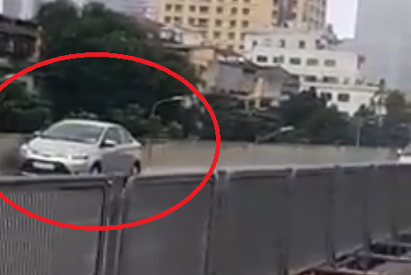 Tước bằng tài xế điều khiển "xế hộp" liều lĩnh đi lùi ở đường trên cao