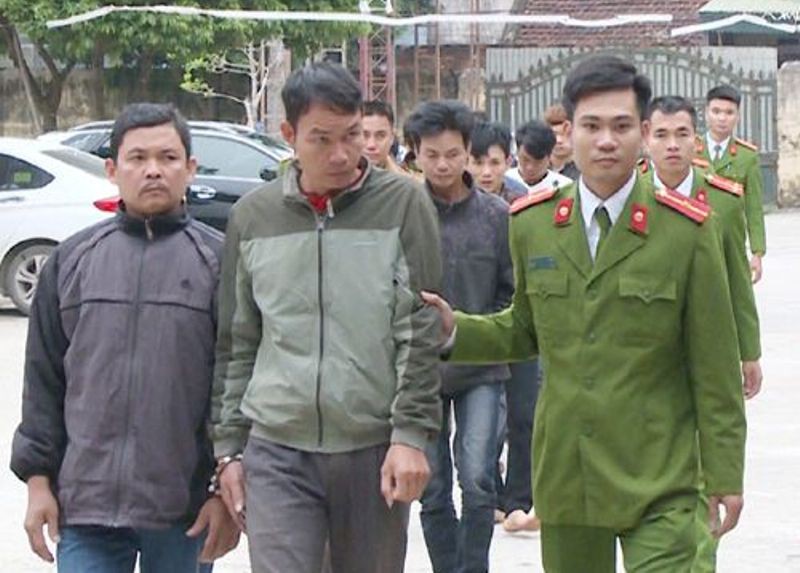 Đột kích chiếc thuyền đậu trên sông, bắt 16 người đang say sưa đánh bạc - Ảnh 1.