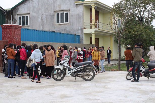Chậm được nhận lương, h&agrave;ng trăm c&ocirc;ng nh&acirc;n đồng loạt ngưng việc - Ảnh 1.