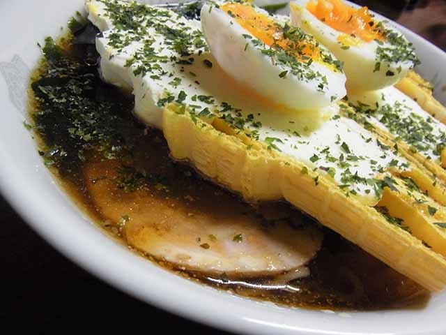 Món mì ramen trộn kem ốc quế khó hiểu của người Nhật - Ảnh 2.