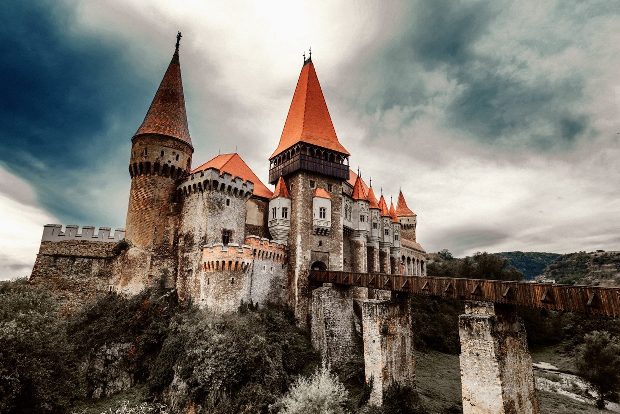 Phát hiện hầm tra tấn, hình nhân kinh dị dưới lâu đài Dracula