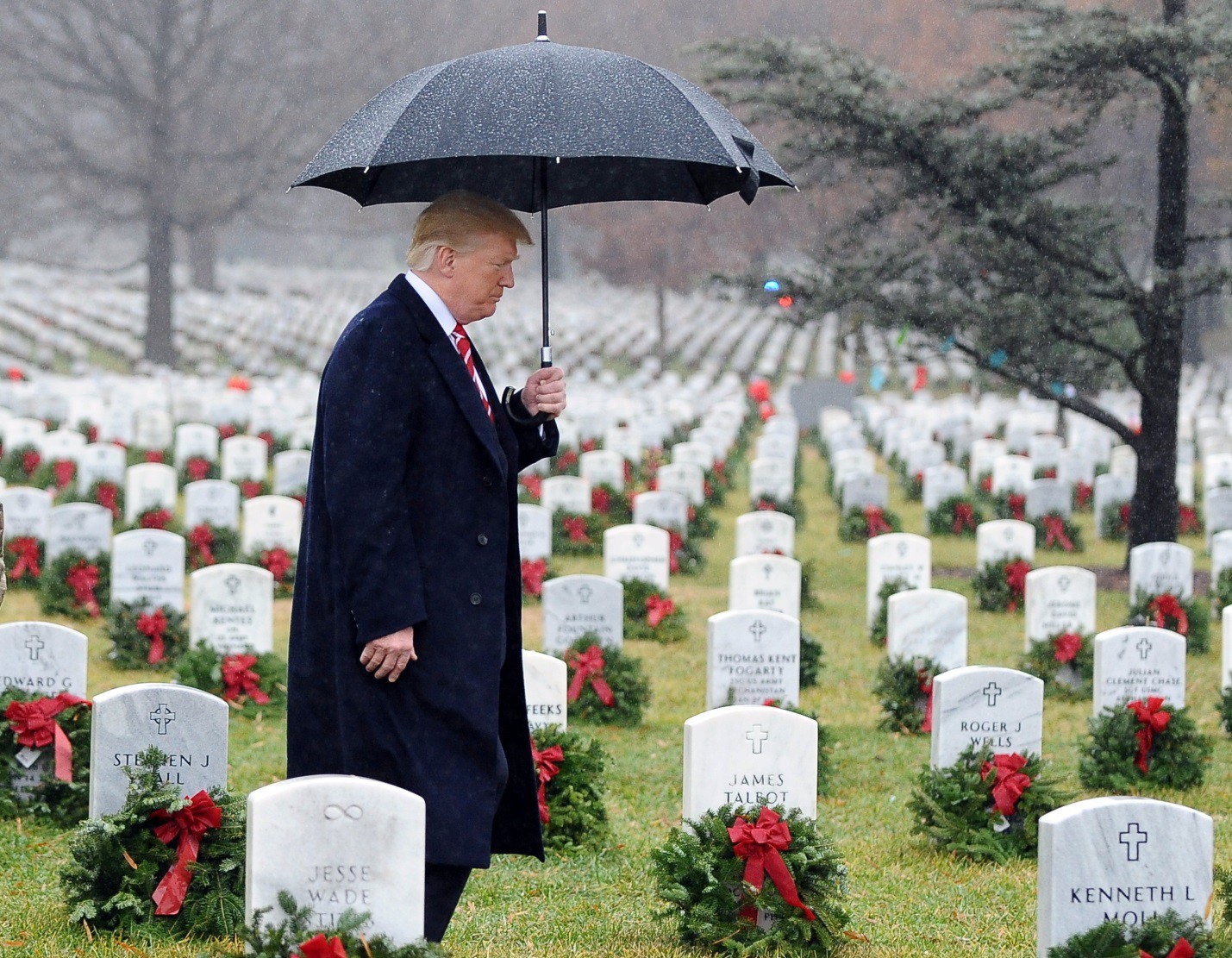 Chưa tổng thống Mỹ nào bị kiện tụng bủa vây nhiều như ông Trump - Ảnh 3.