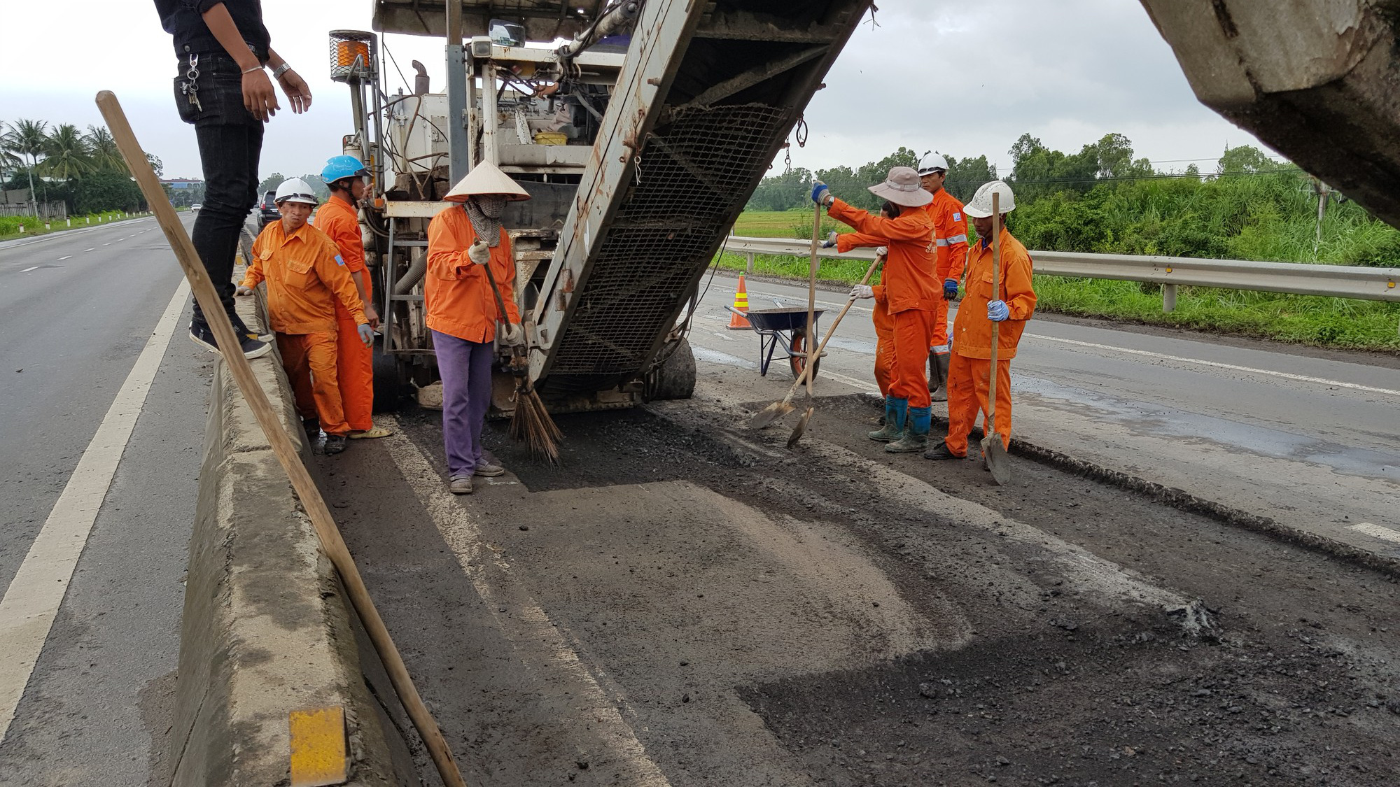Cận cảnh v&aacute; &ldquo;ổ voi&rdquo; bằng&hellip; sỏi tr&ecirc;n Quốc lộ 1 - Ảnh 10.