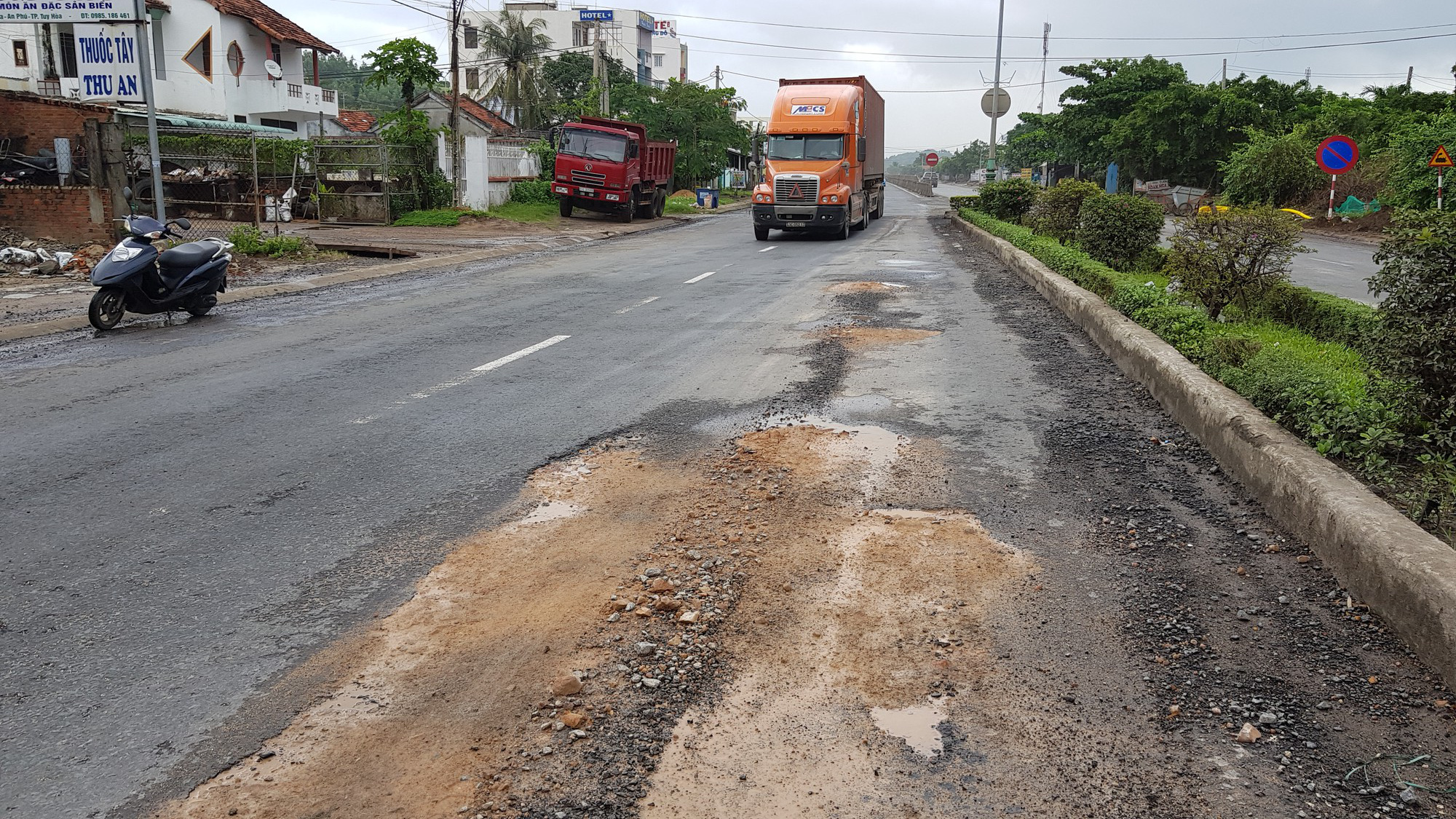 Cận cảnh v&aacute; &ldquo;ổ voi&rdquo; bằng&hellip; sỏi tr&ecirc;n Quốc lộ 1 - Ảnh 9.