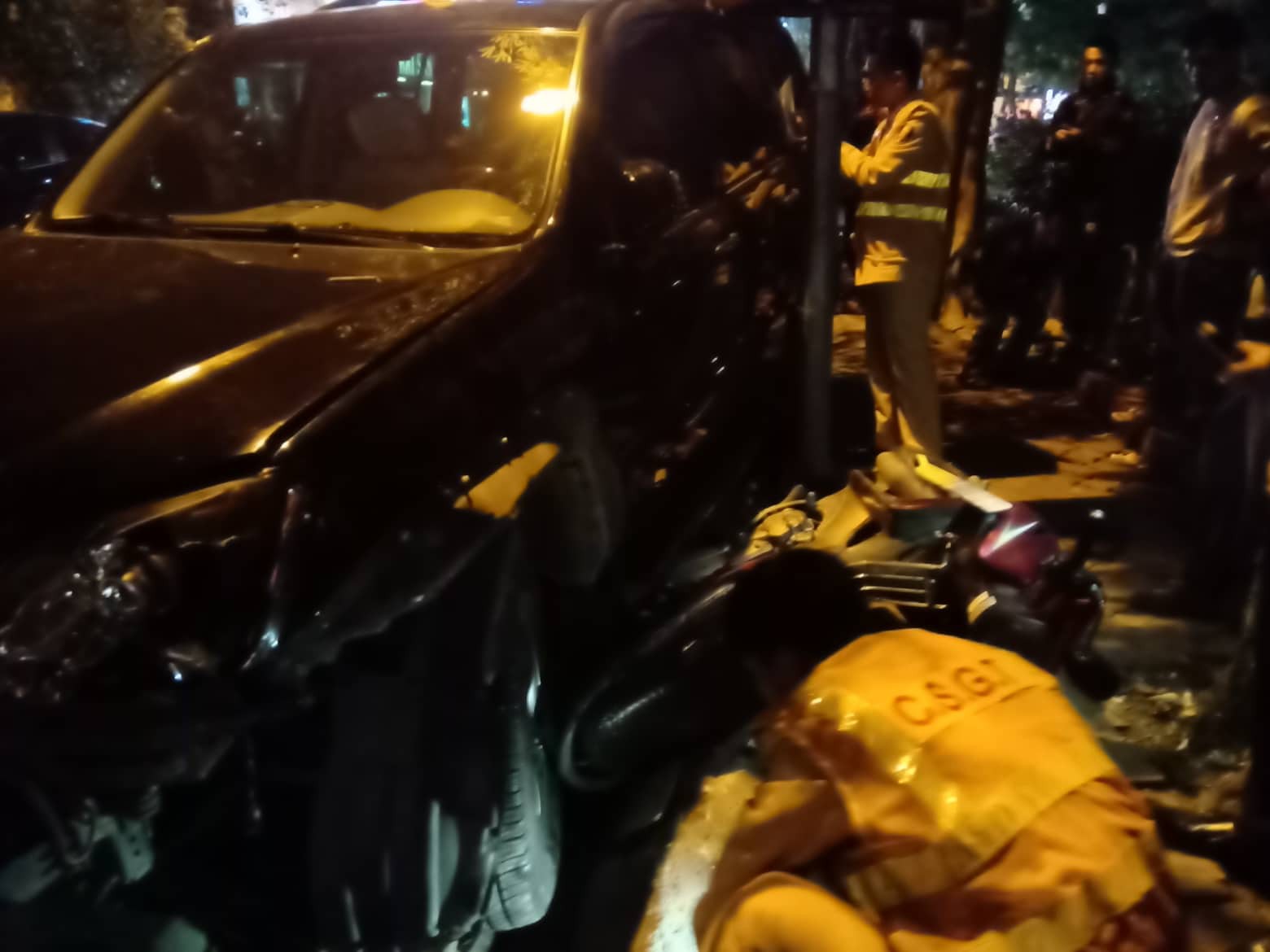 Người phụ nữ l&aacute;i Lexus t&ocirc;ng h&agrave;ng loạt phương tiện, &iacute;t nhất 6 người nhập viện - Ảnh 3.
