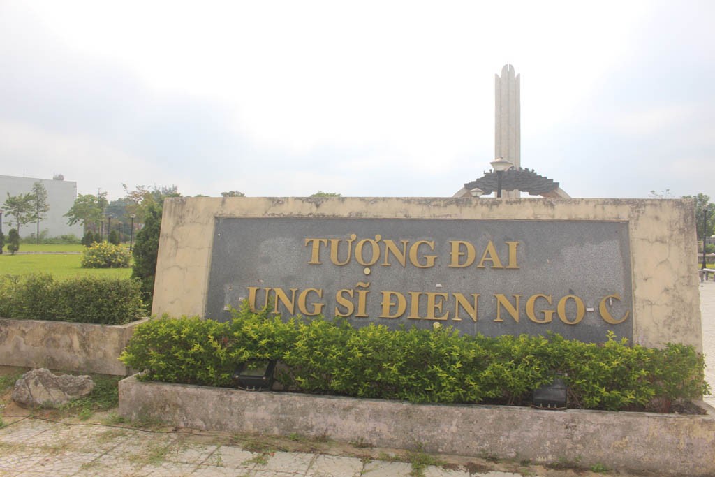 Bảng tên tượng đài bị rớt chữ