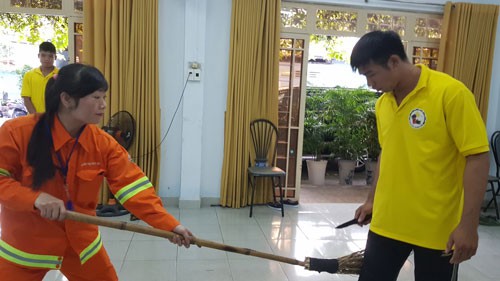 Dạy kỹ năng tự vệ cho công nhân vệ sinh